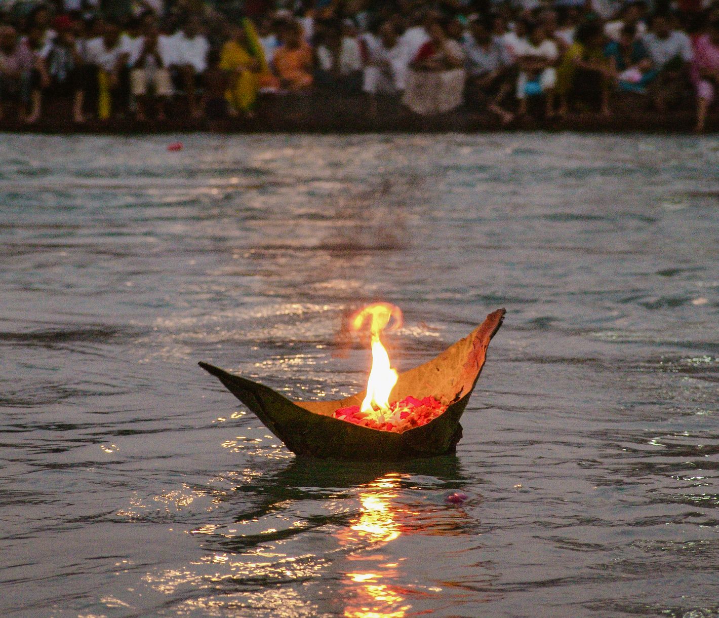 Aarti-Zeremonie in Haridwar, in Uttarakhand in Nordindien – ein spirituelles Erlebnis