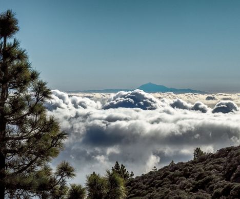 Die Wolken türmen sich an der Aussenseite des Nationalparks Caldera de Taburiente und erinnern an eine stürmische See.