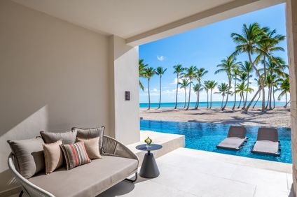 Ocean Front Junior Suite Swim Up