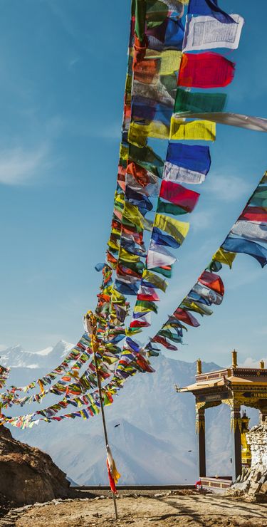 Les drapeaux de prière flottent au vent dans le massif de l’Annapurna.