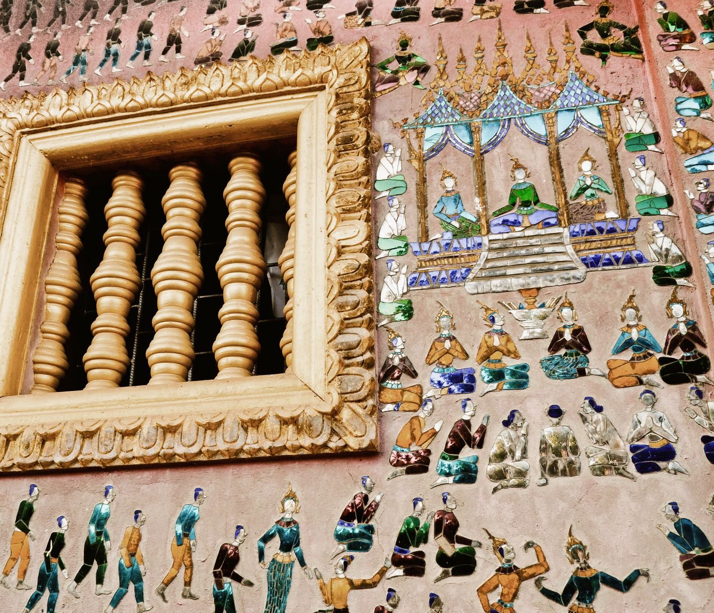 Kunstvolle Mosaikdetails im Areal des Wat-Xieng-Thong-Tempels in Luang Prabang