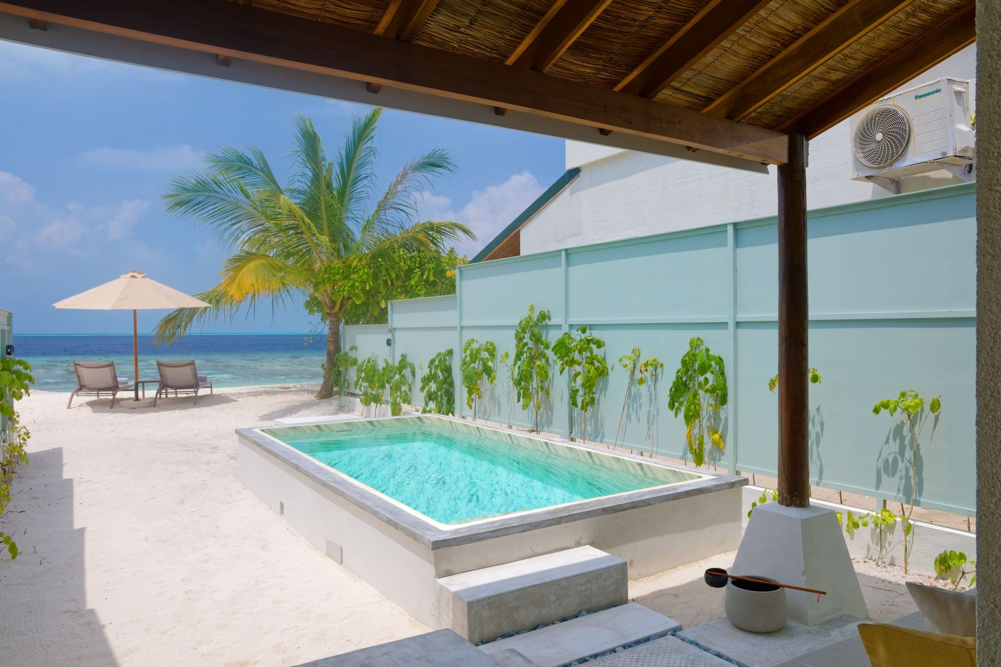 Deluxe Beach Villa mit Pool