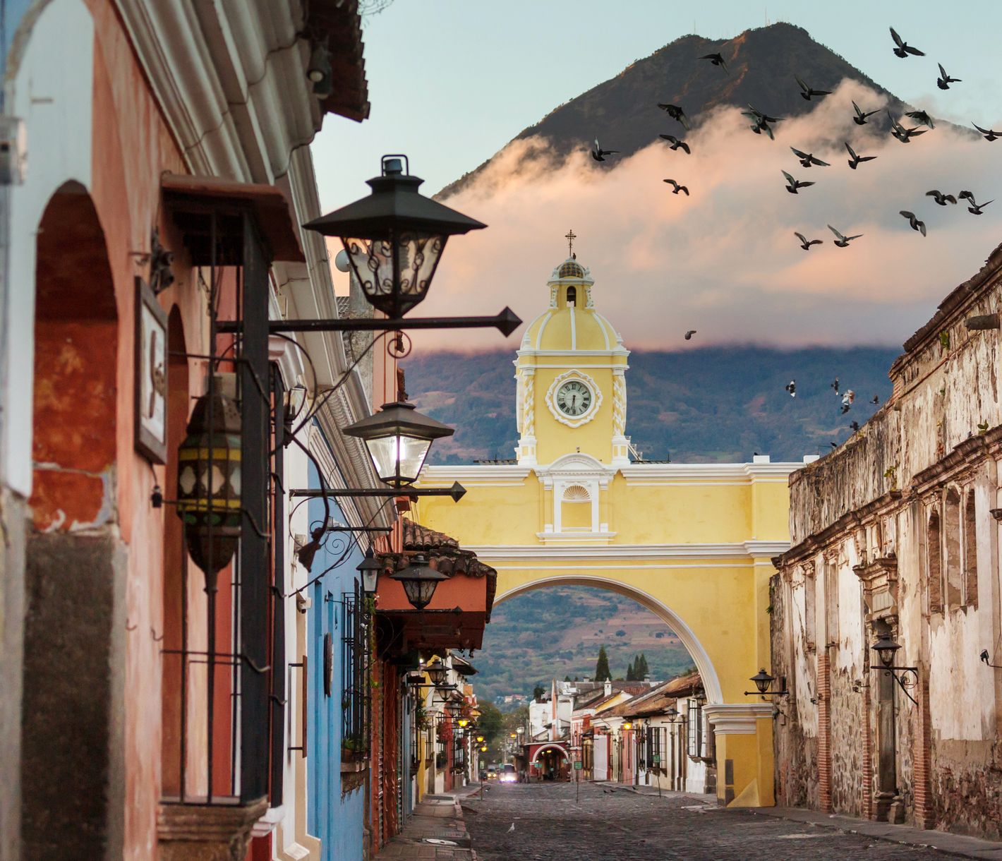 Der Vulkan Fuego thront über der farbigen Kolonialstadt Antigua.
