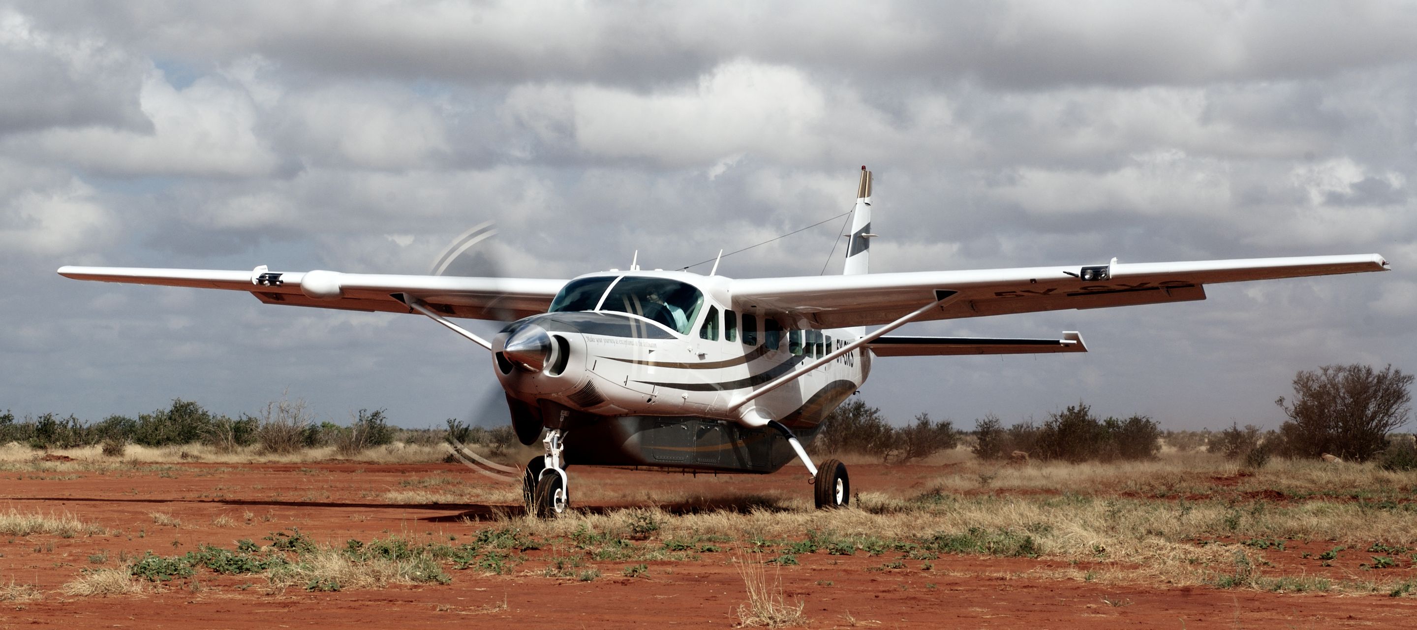 Bestens ausgestattetes Safariflugzeug, um auf unbefestigten Pisten zu landen.