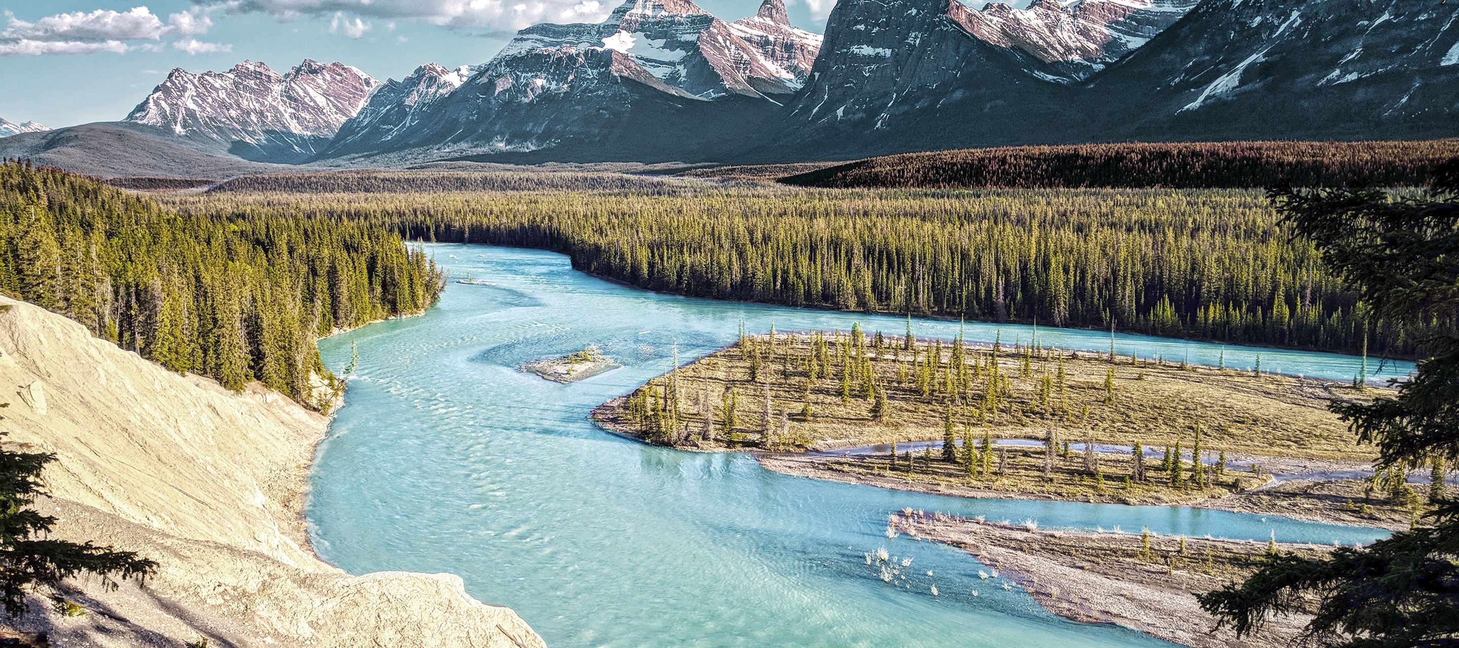 Der Athabasca River und die Fryatt Mountains