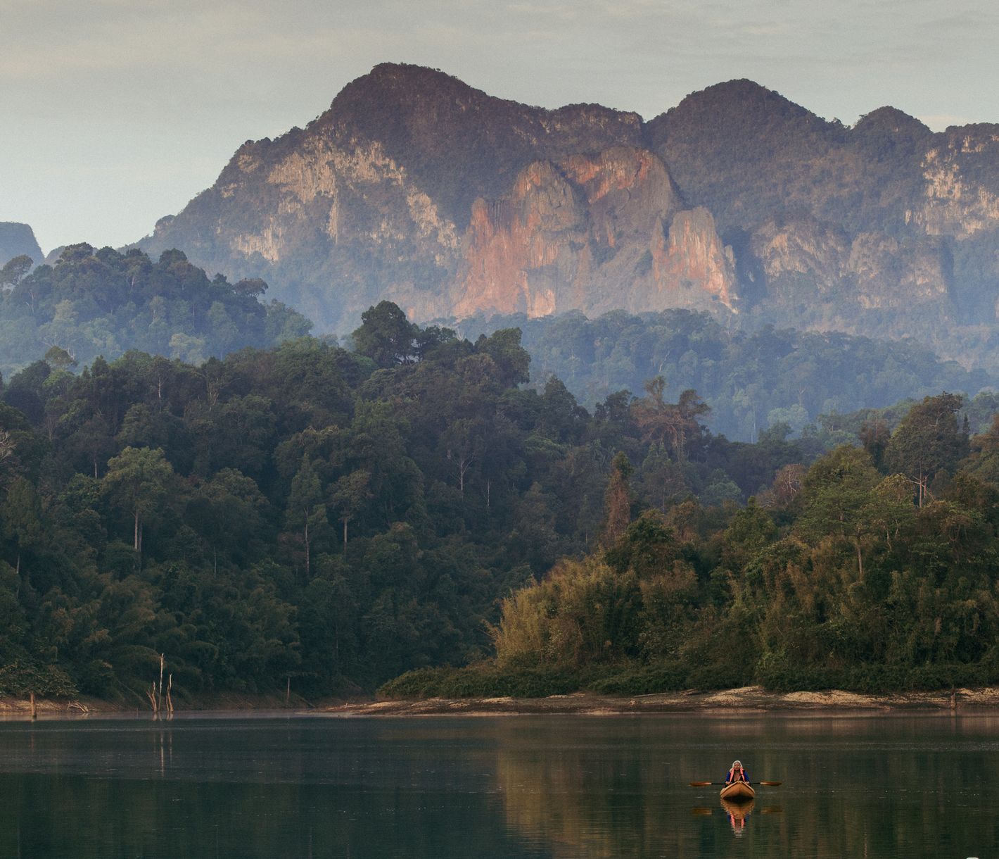 Eine Kanufahrt auf dem Cheow-Larn-See ist ein mystisches Erlebnis.