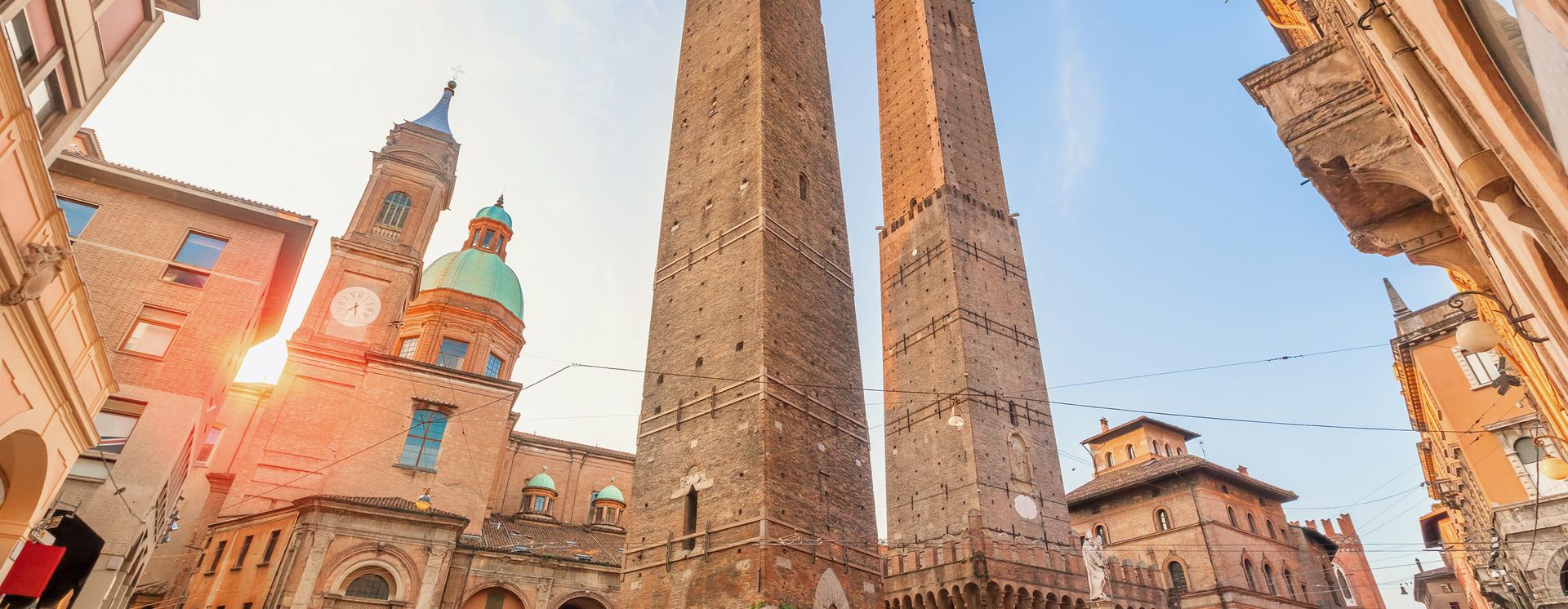 Die Geschlechtertürme Garisenda und Asinelli in Bologna