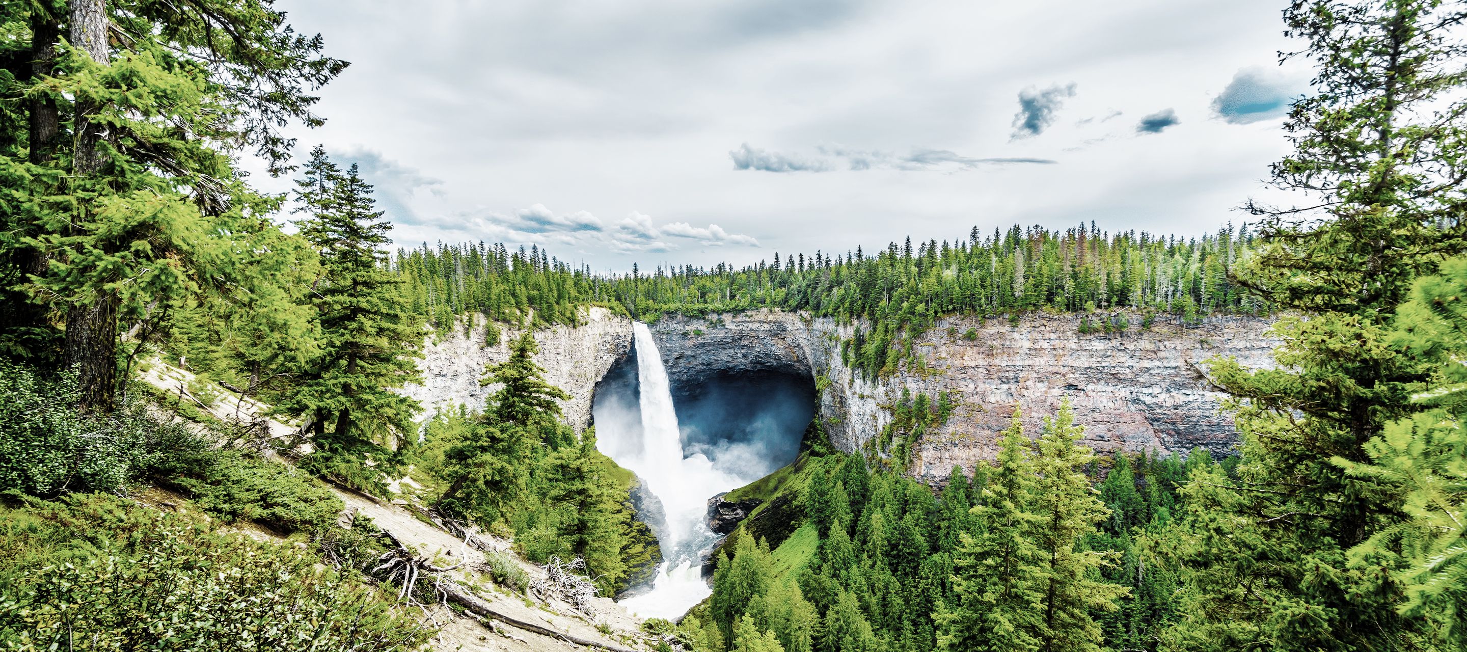 Les Helmcken Falls, les quatrièmes chutes de Canada.