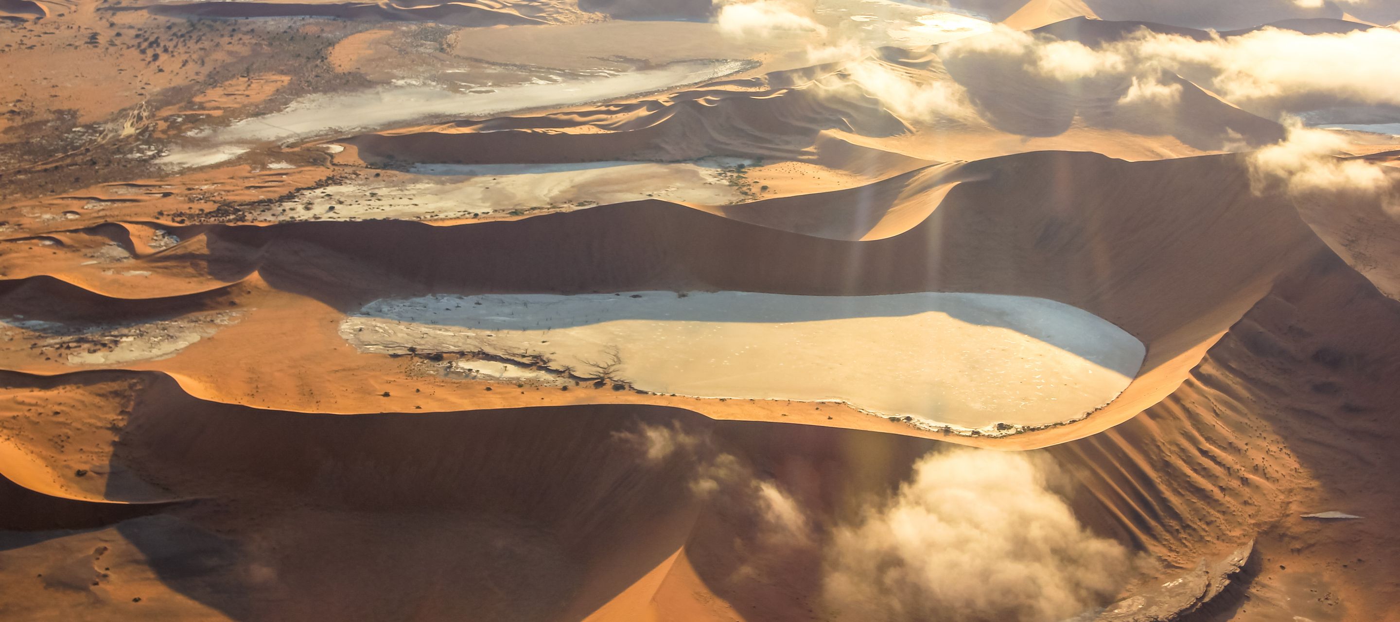 Sossusvlei aus der Vogelperspektive: Dünen und Lehmsenke