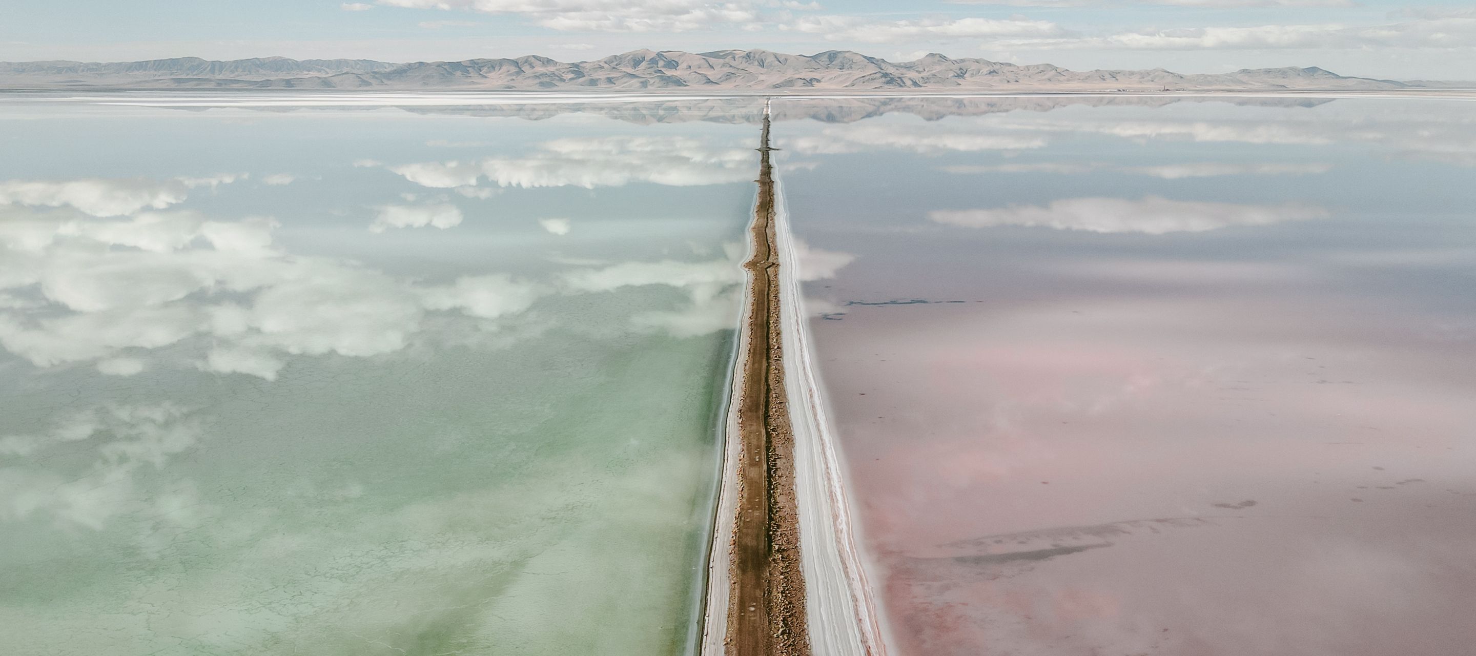 Der Great Salt Lake ist ein faszinierendes Gewässer mit einzigartigen Farben.