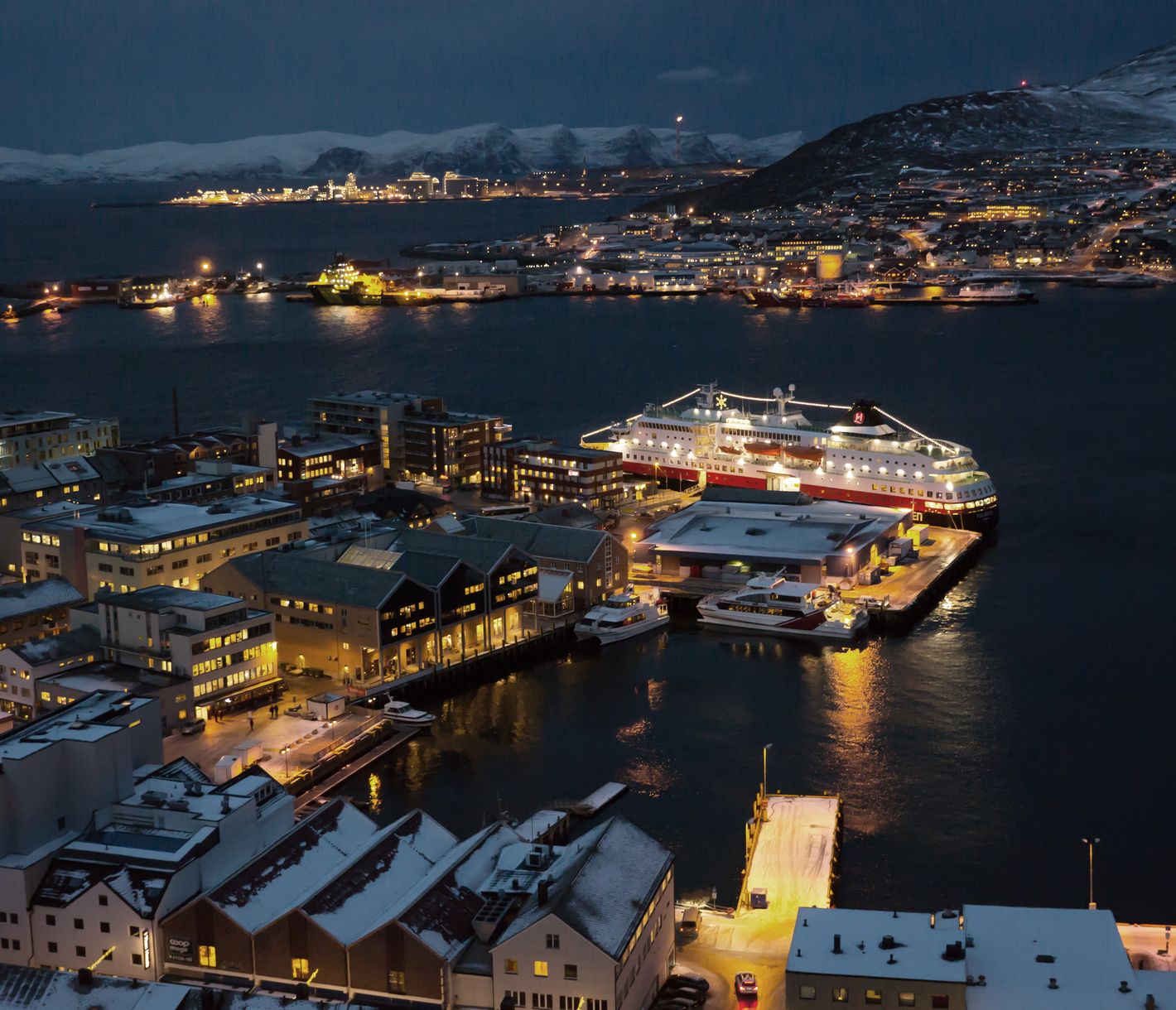 Das Hurtigruten-Schiff im Hafen von Hammerfest