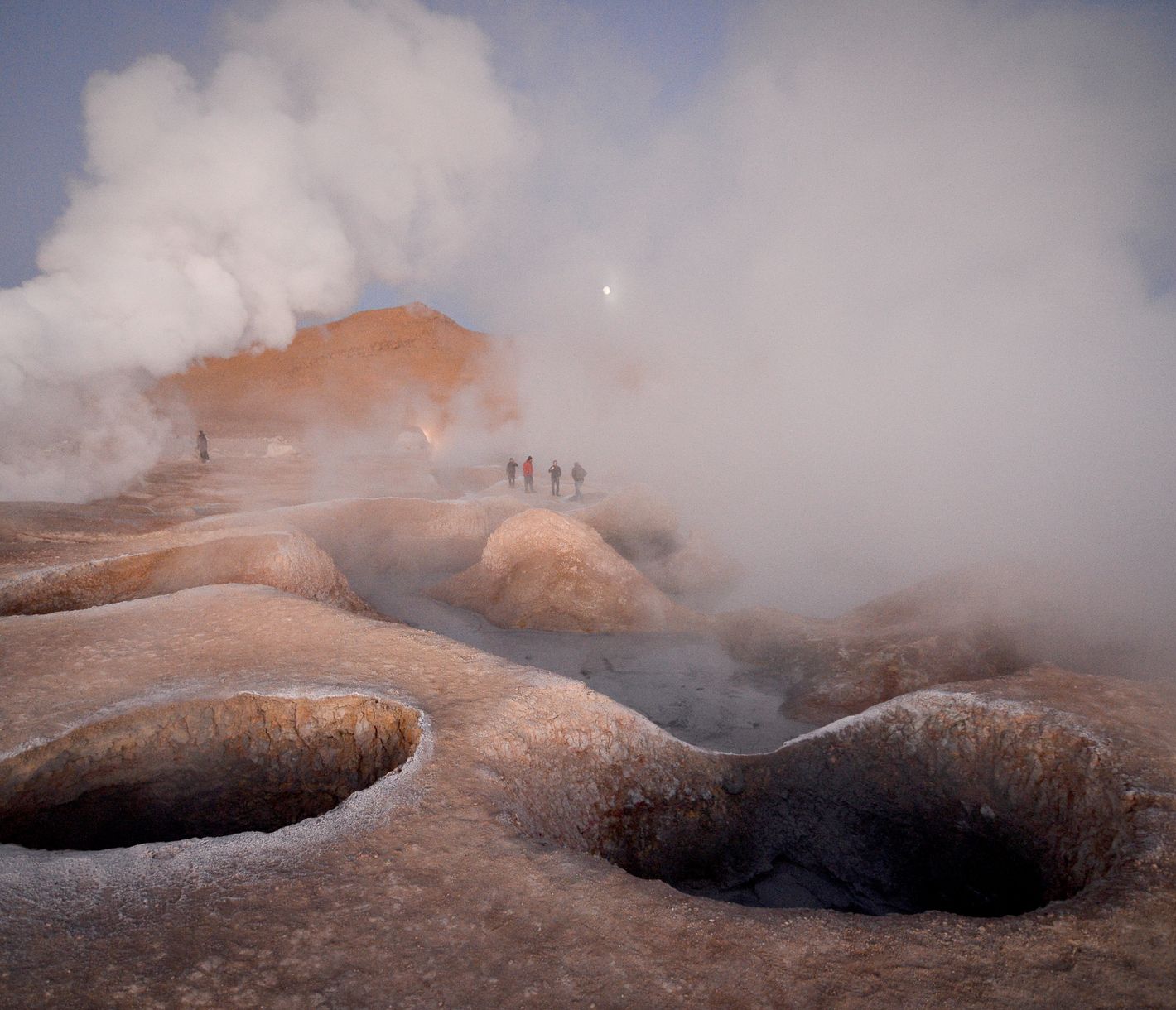 Von weitem sind die Dampfschwaden von Sol de Mañana zu sehen.