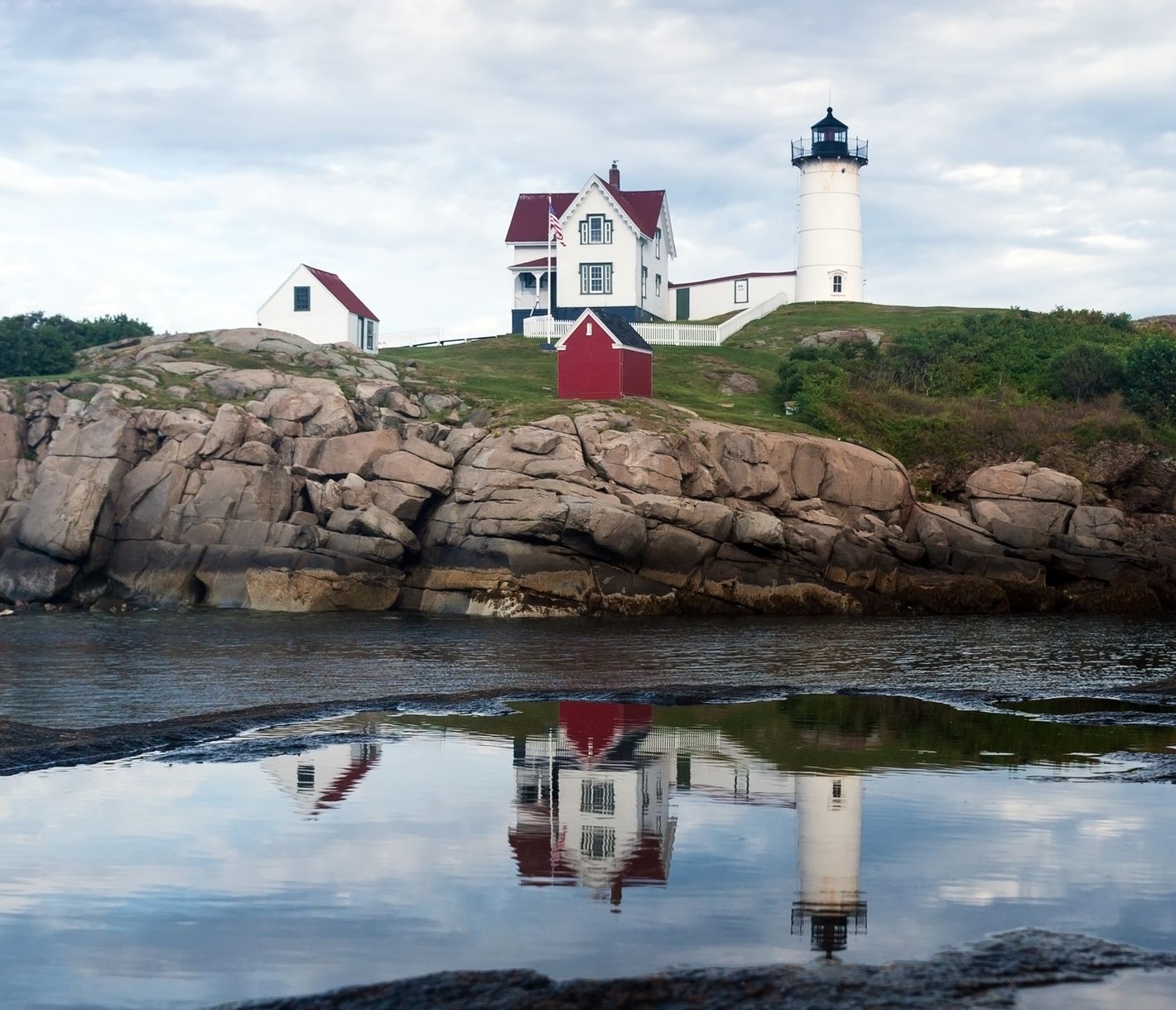 Cape Neddick ist eine malerische Küstenregion in Maine, bekannt für den ikonischen Nubble Lighthouse, der auf einem kleinen Felsen vor der Küste thront.