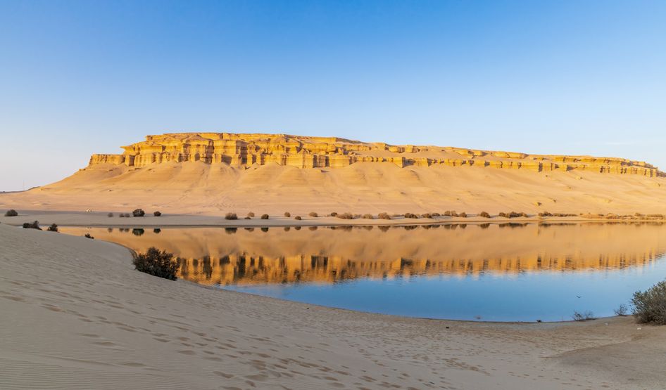 Der Qarun-See in Kairo bietet eine ruhige Oase mit klarem Wasser und malerischen Landschaften, ideal für Erholung und Naturbeobachtungen.