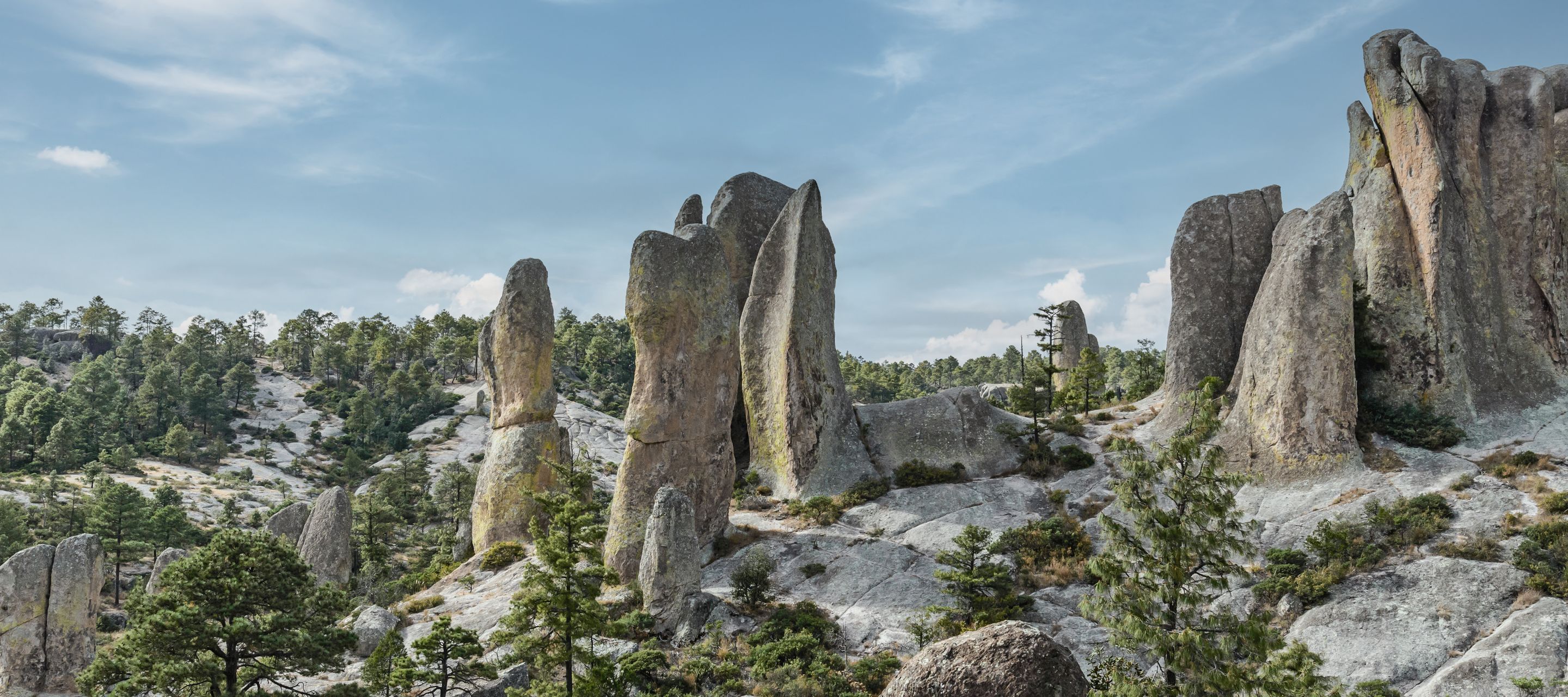 Des monolithes de 30 m de haut aux formes étranges…
