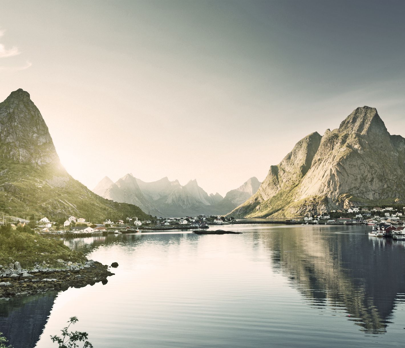 La ville de Reine, au cœur de la nature et des montagnes des Lofoten.