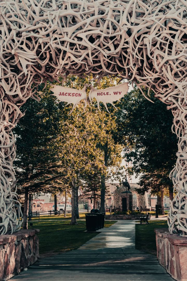 Le centre-ville de Jackson est marqué par cette arche en bois d’élan.