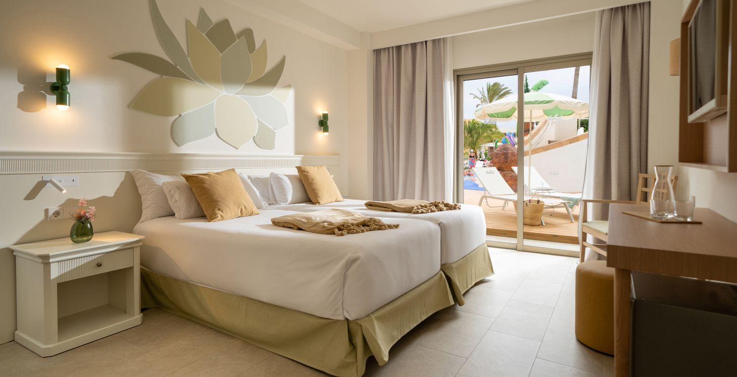 Doppelzimmer mit Zugang zum Pool