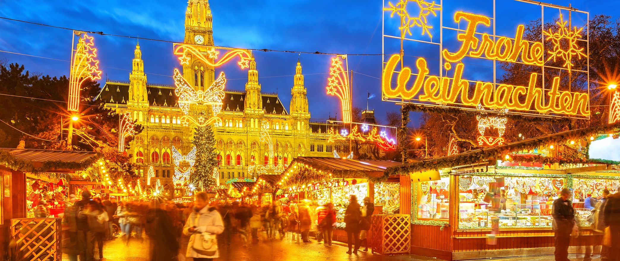 Blick auf einen Weihnachtsmarkt mit Beleuchtung.