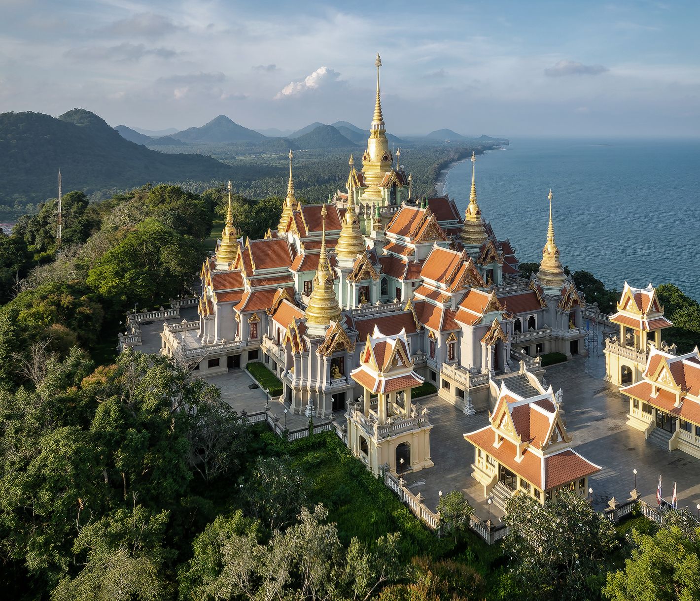 Der Wat Tang Sai liegt auf dem Berg Thong Chai und bietet Meerblick.