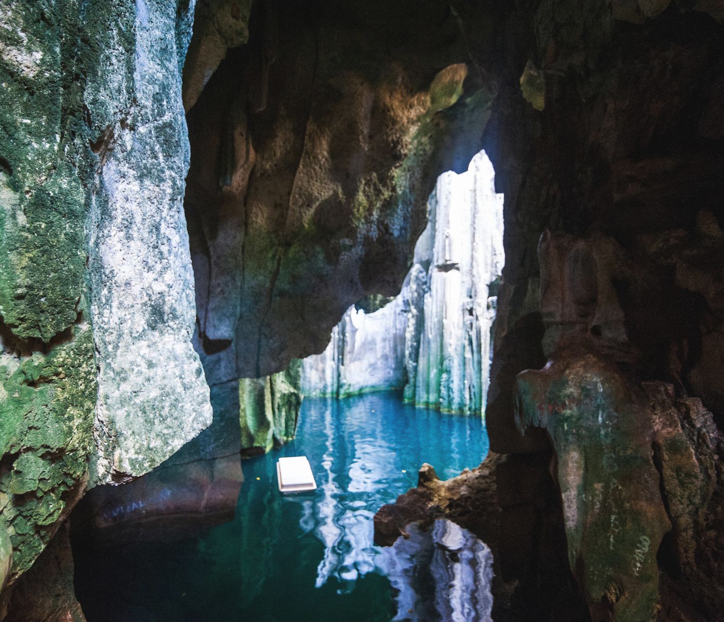 Etwas Überwindung braucht es, aber so ein Schwumm in der Höhle ist spektakulär.