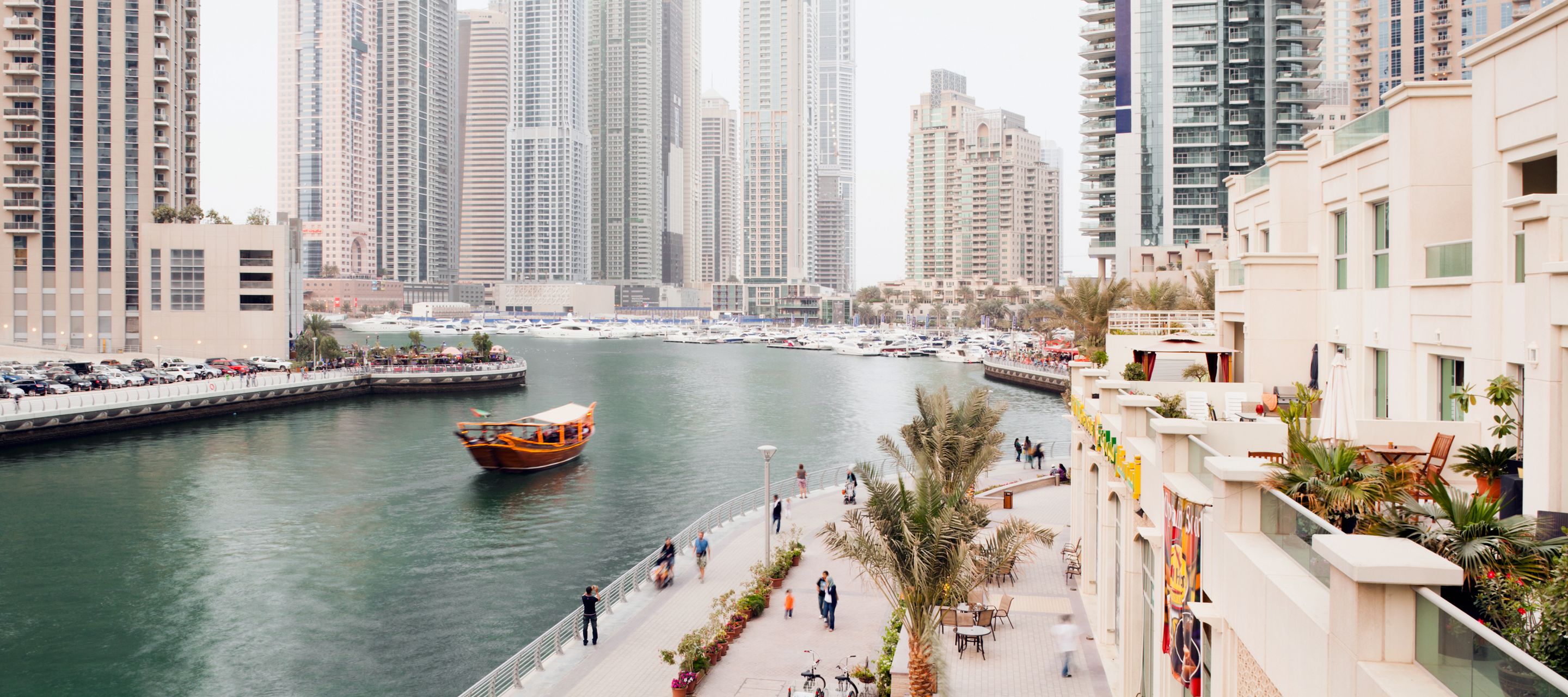 Spaziergang an der Promenade der Dubai Marina