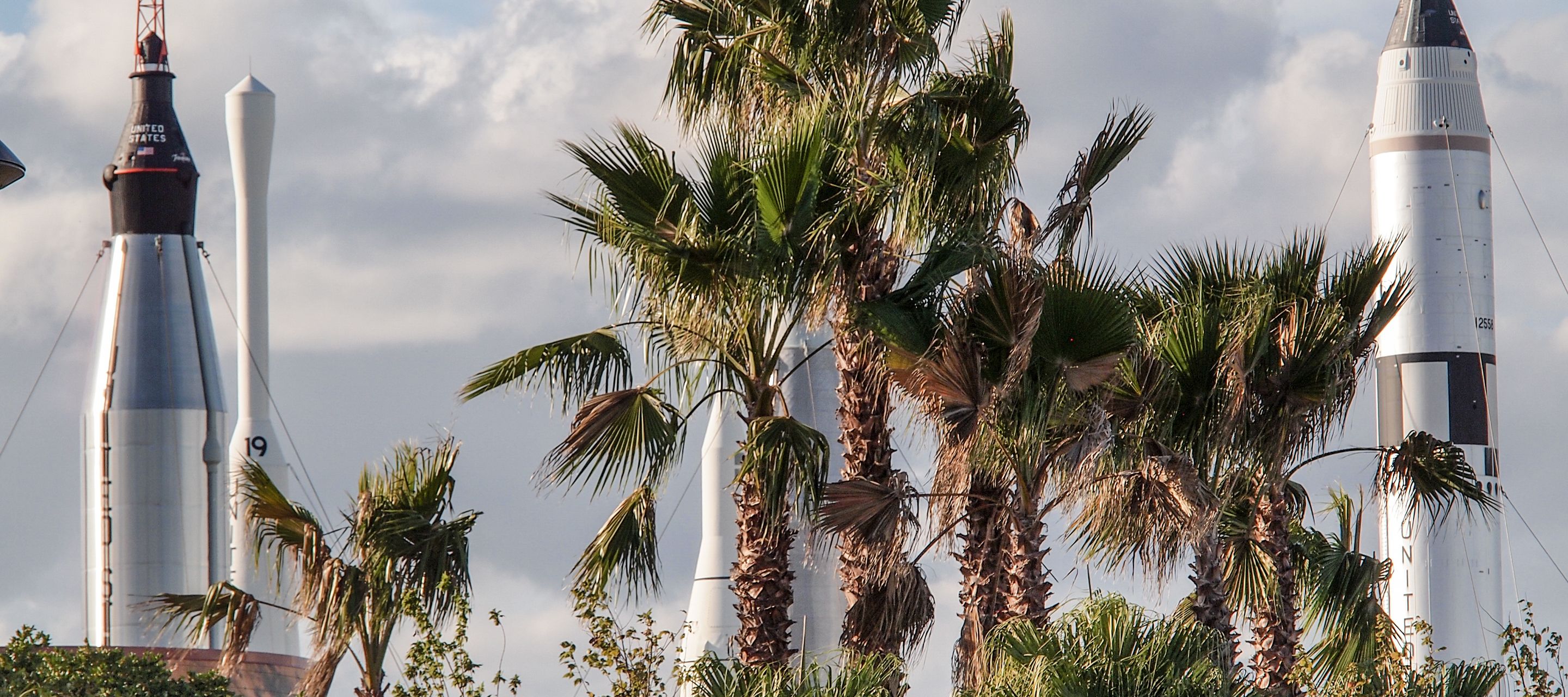 Beim Spaziergang durch den Rocket Garden im Kennedy Space Center bestaunt man legendäre Weltraumraketen.