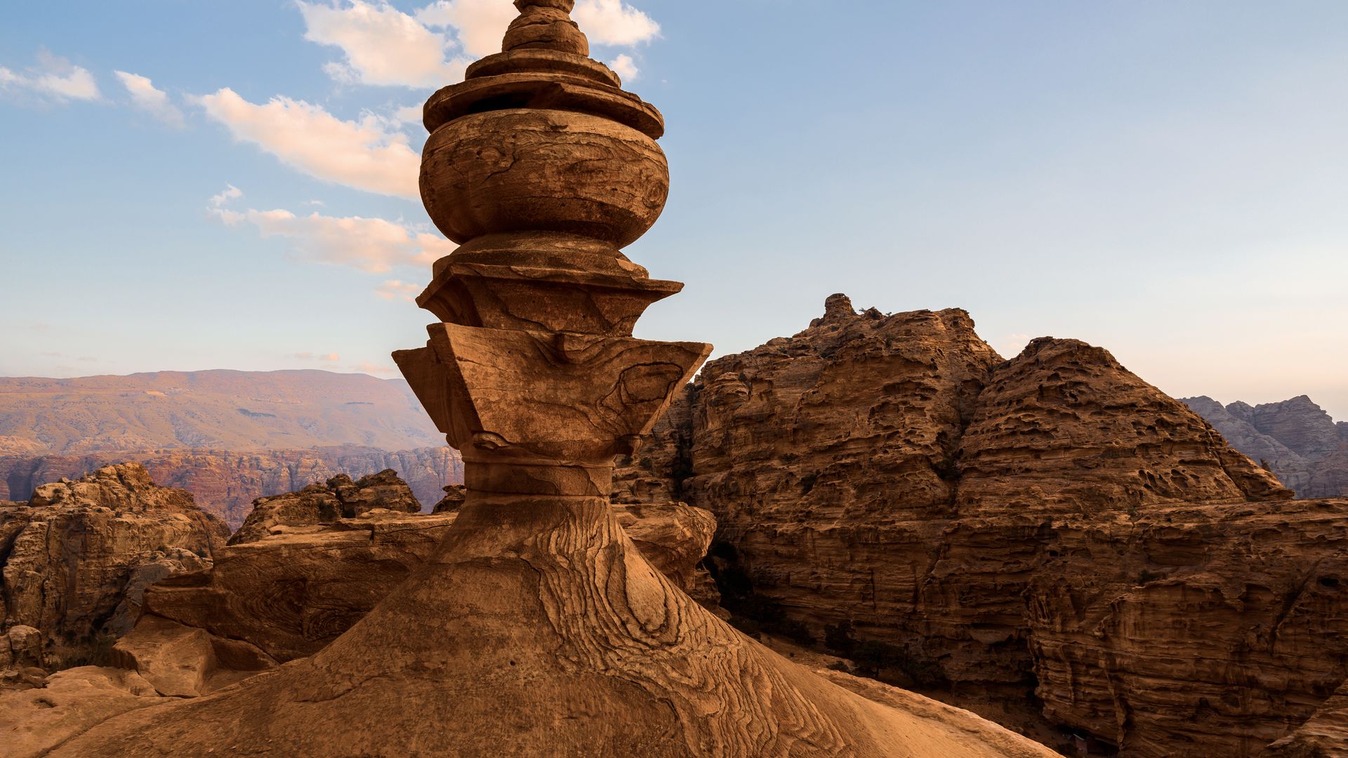 Farben des Sonnenuntergangs beim Ad-Deir-Kloster