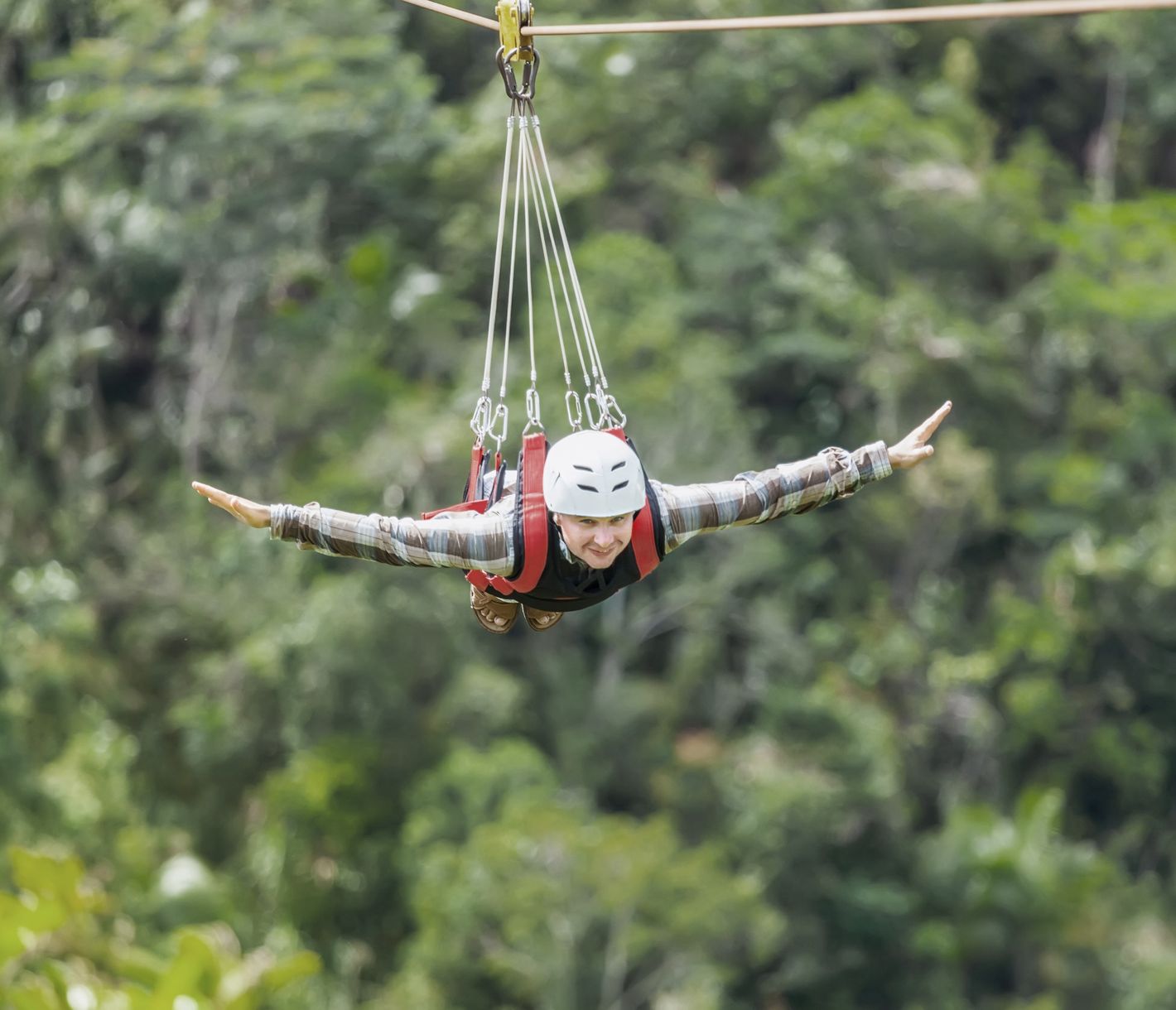 Adrenalin pur: Mit der Zipline über das üppige Grün der tropischen Vegetation sausen.