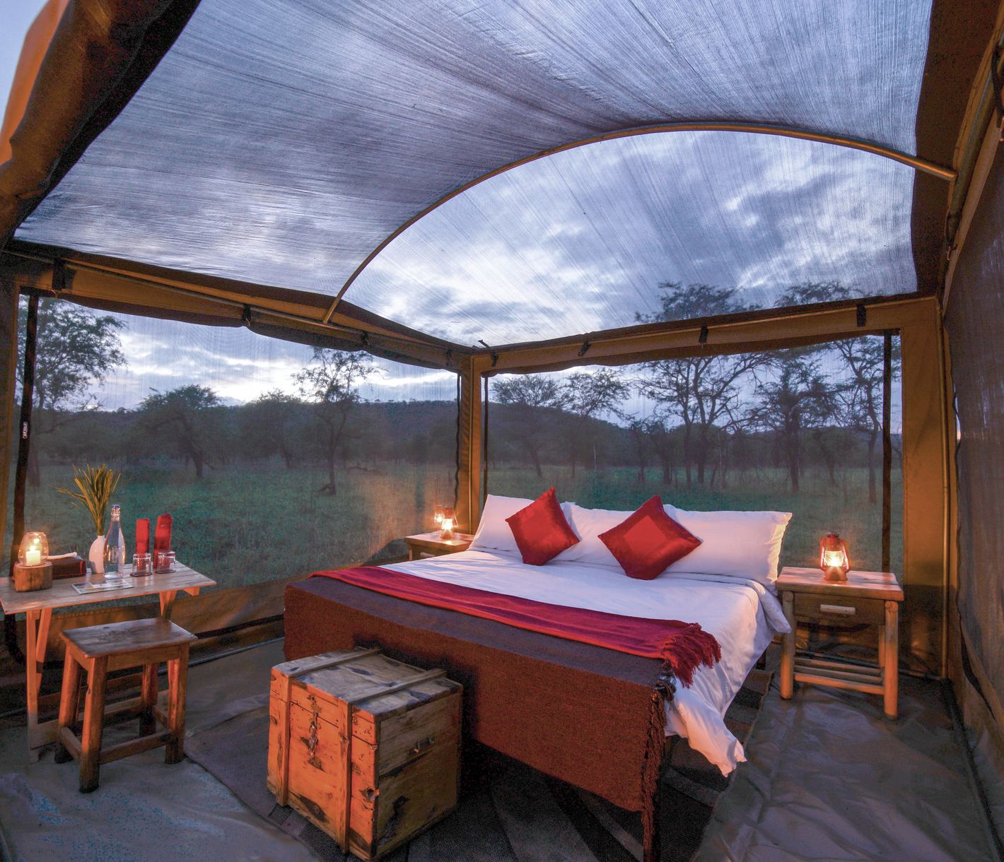 Ein bequemes Bett, ein Moskitonetz und fertig ist eine unvergessliche Nacht im Busch