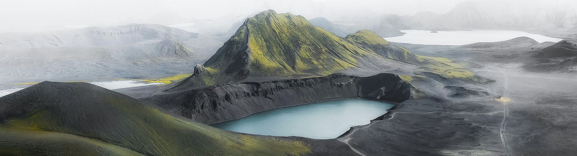 Karge Landschaft mit Nebel