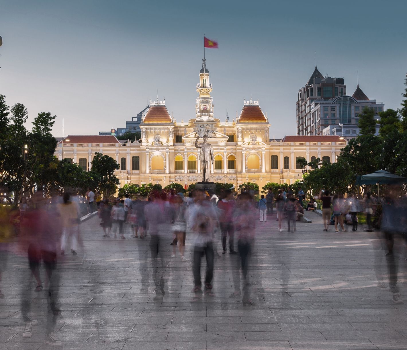 Das prunkvolle Rathaus von Ho Chi Minh City im Kolonialstil strahlt Tag und Nacht.