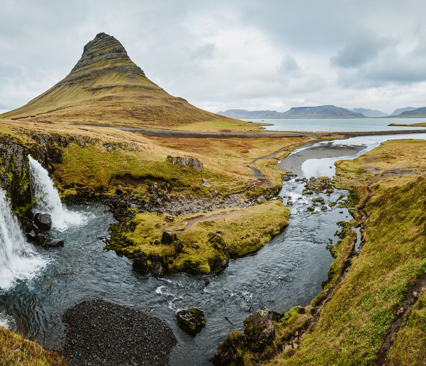 Kirkjufellsfoss, Berg und Wasserfall