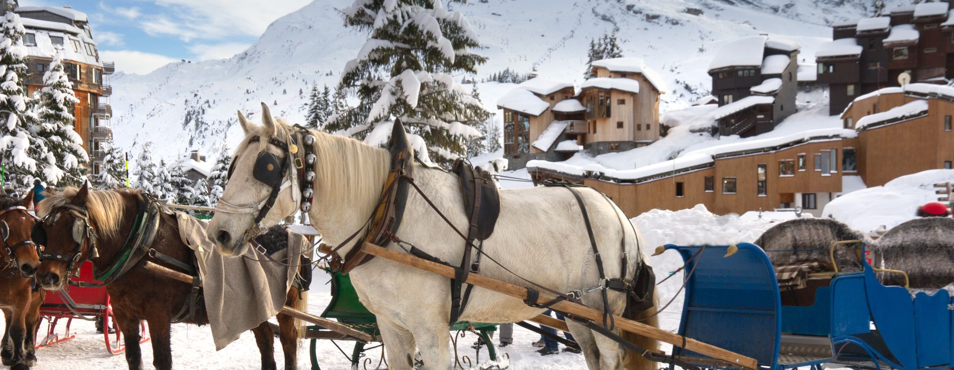 Winterliche Szenerie mit Pferdekutschen