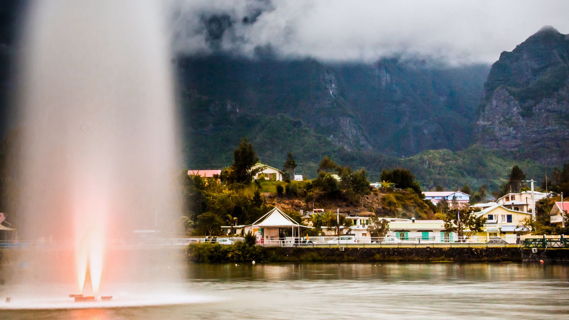 Stimmungsvoll beleuchtet – die Wasserfontänen im Mare à Joncs in Cilaos