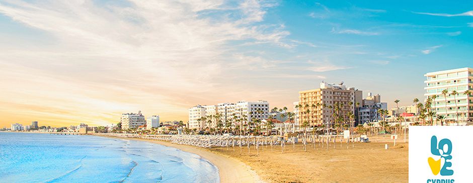 Schöner Sandstrand Finikoudes Beach in Larnaca