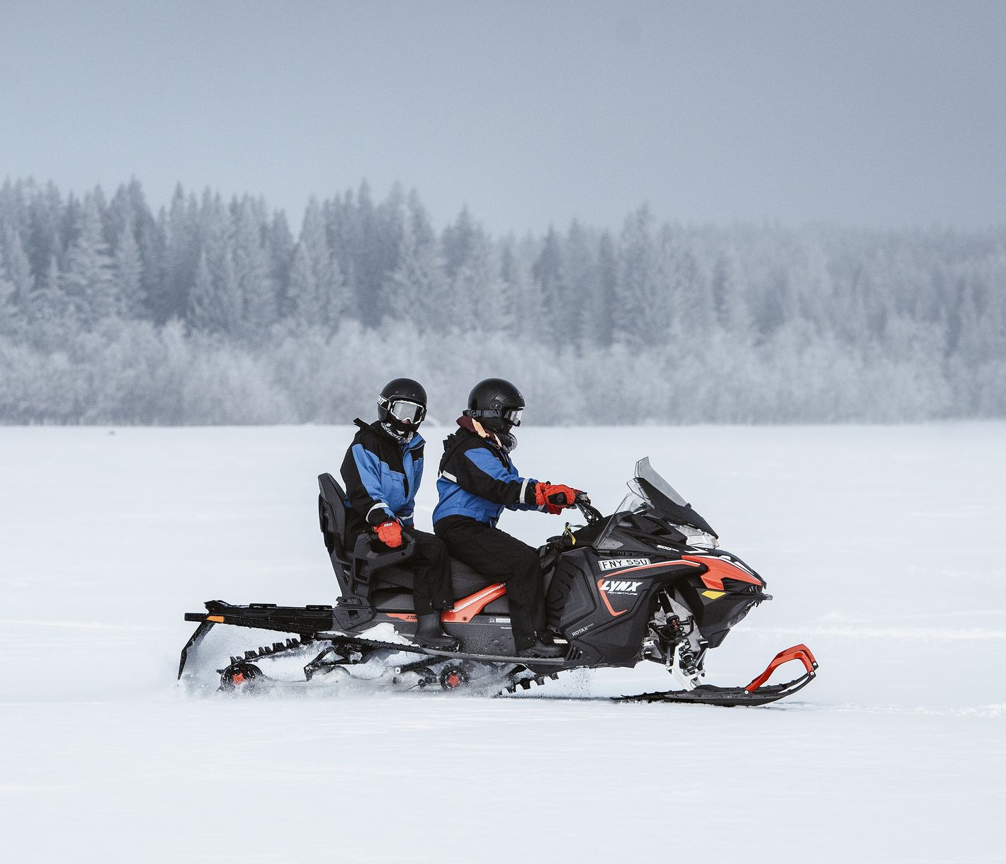 Rasant auf dem Schneemobil über das gefrohrene Eis