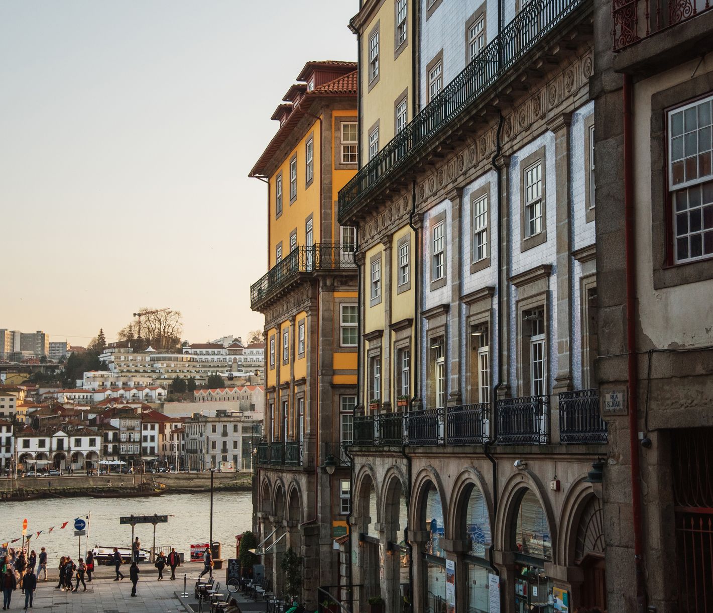 Porto: Blick vom Cais da Ribeira auf Vila Nova de Gaia