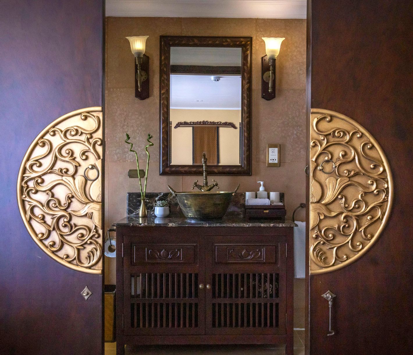 En-Suite-Badezimmer, über das jede Kabine verfügt.