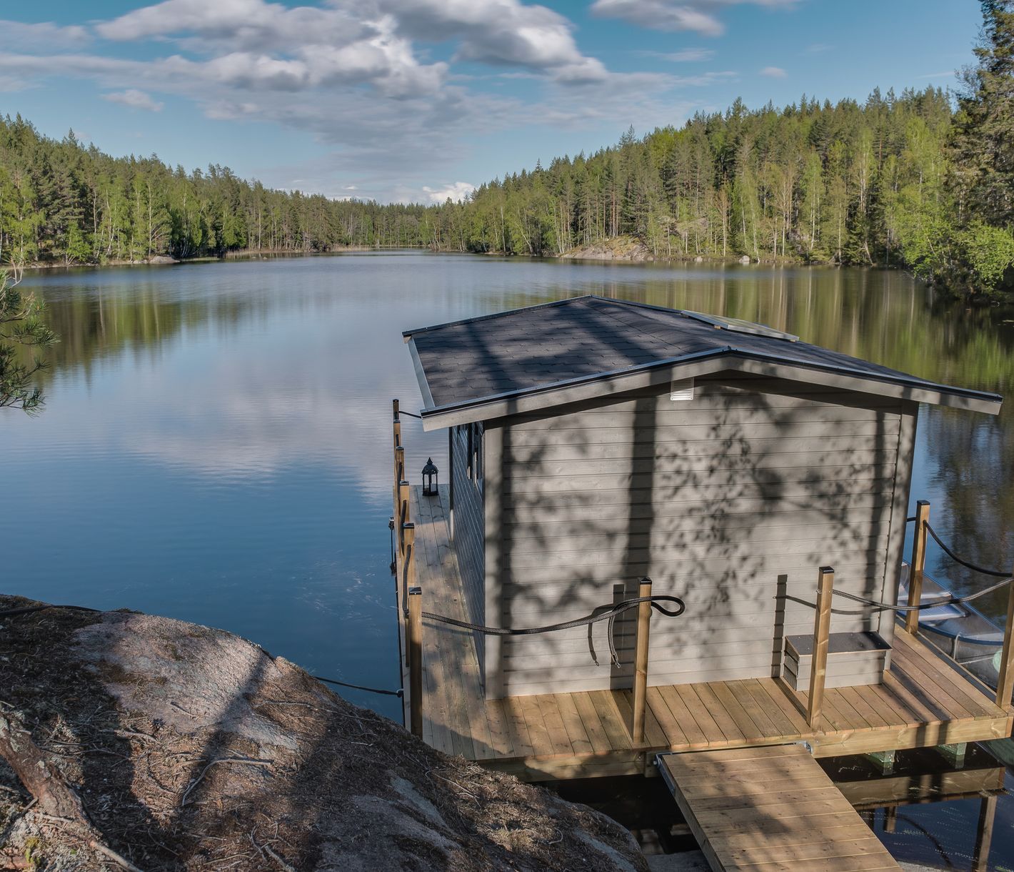 Ein Haus am See, ein Traum wird wahr beim Glamping-Abenteuer.