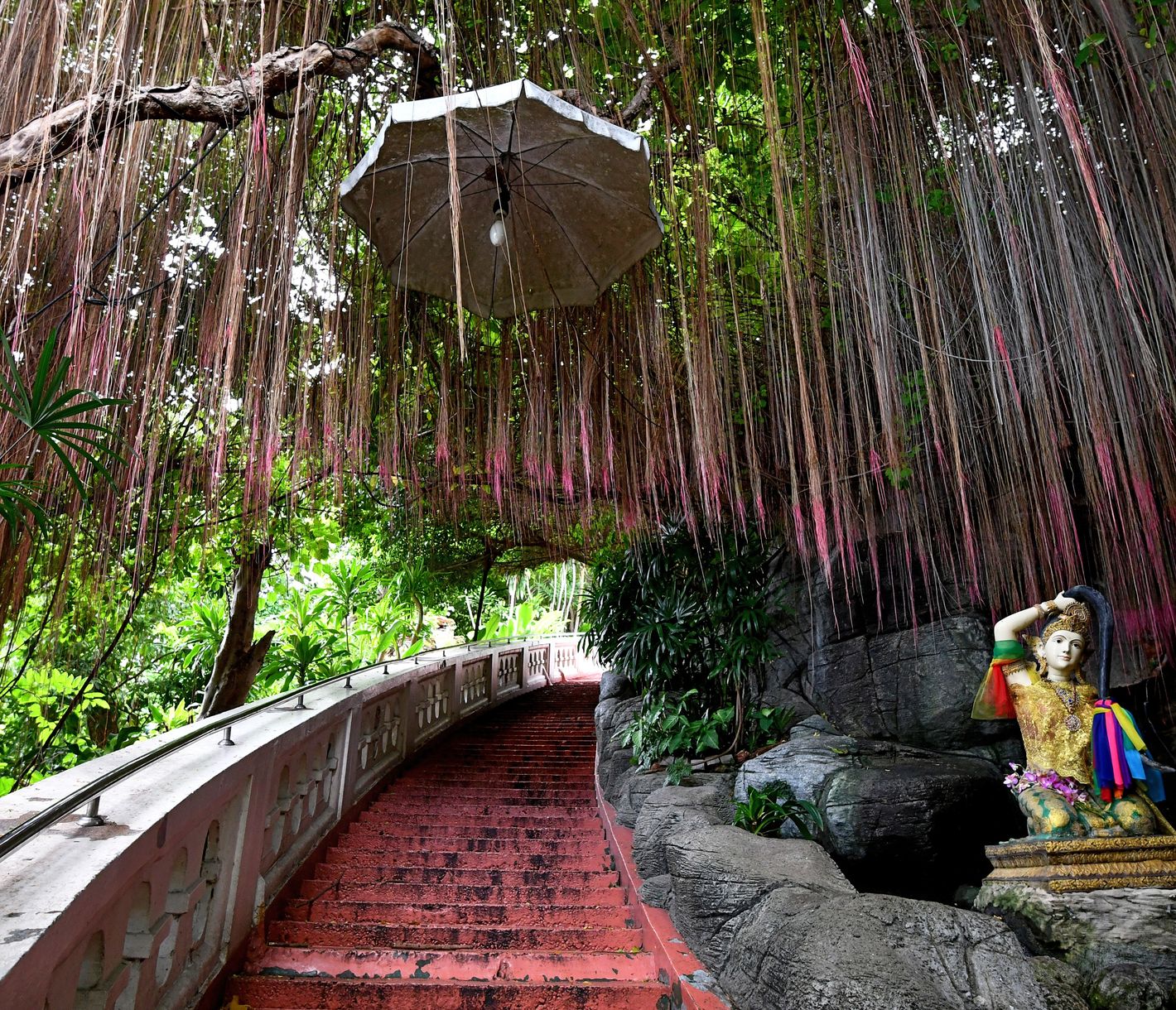 318 Treppenstufen führen hinauf zum Tempel Wat Saket oder Golden Mount.