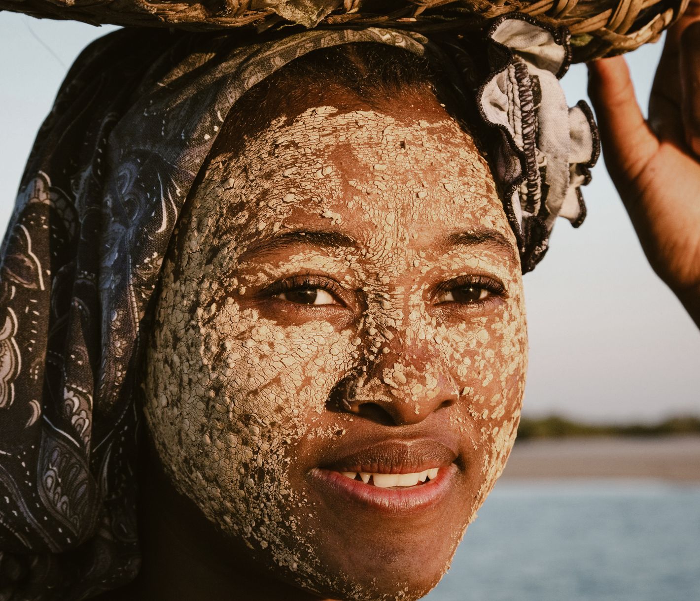 Die natürliche Paste genannt Masonjoany als Gesichts-Schmuck und Sonnenschutz