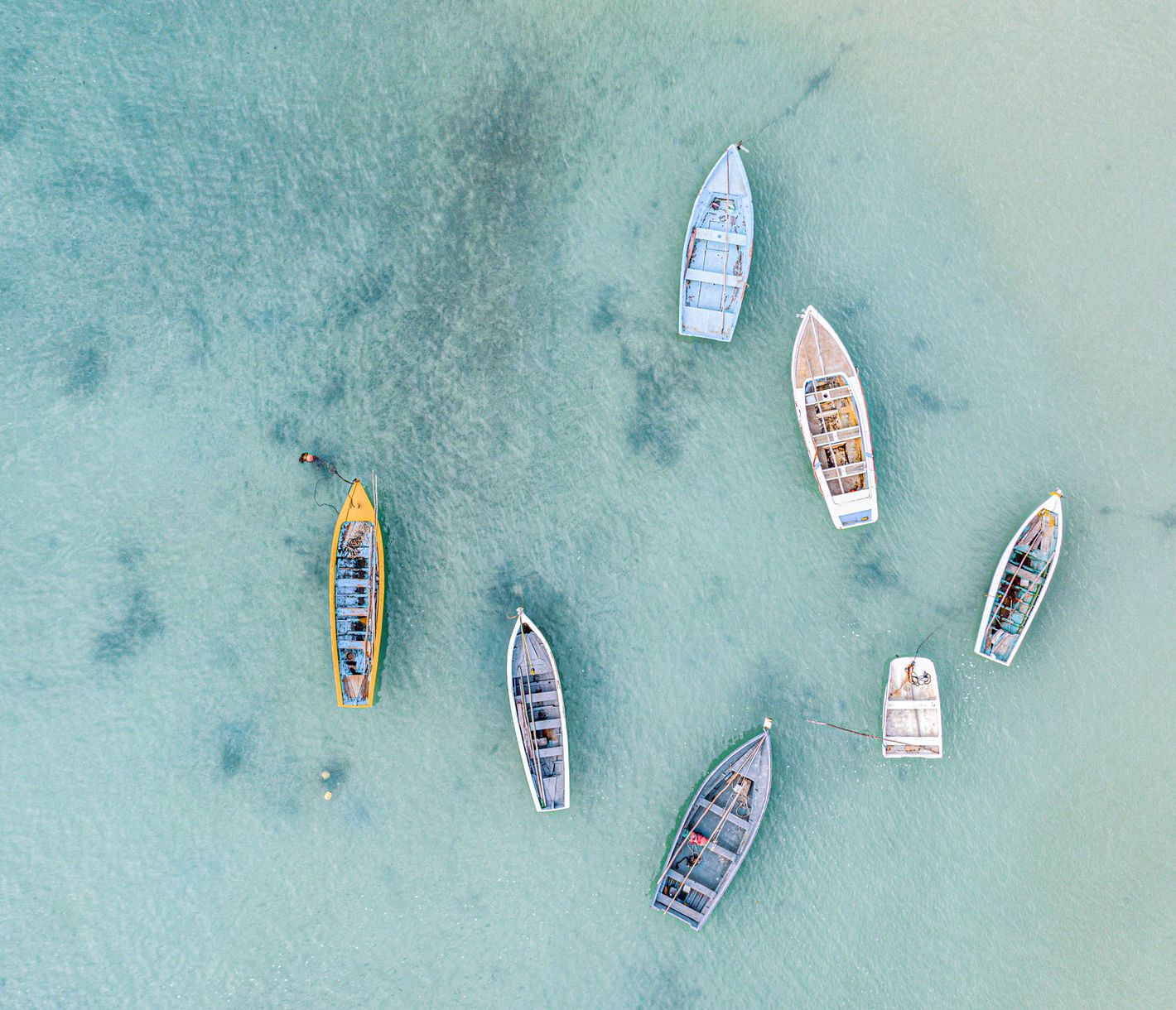 Farbige Fischerboote auf dem ruhigen Meer vor Mont Choisy