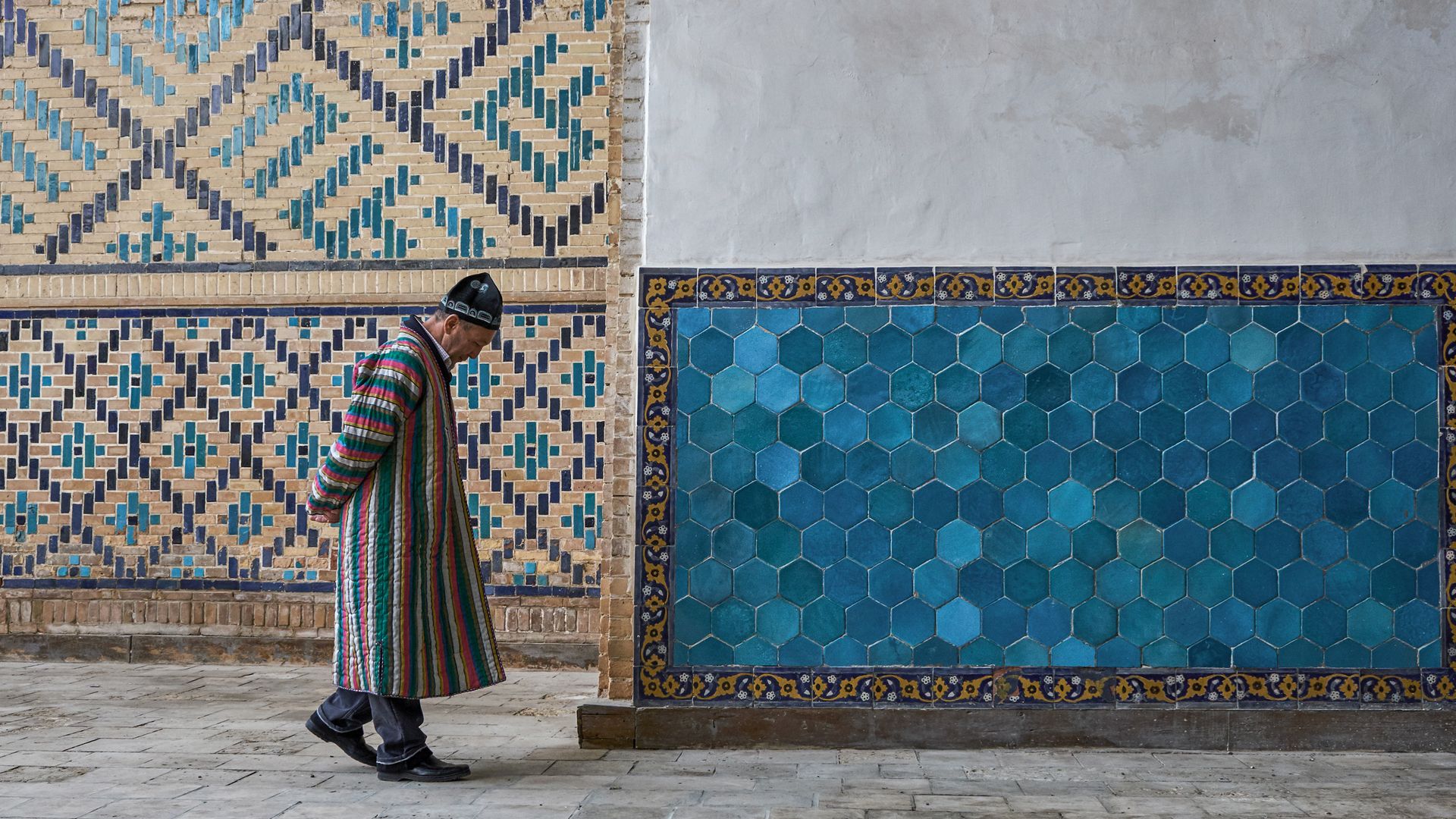 Sise au milieu des sables aux portes du désert du Kyzyl Koum, Boukhara éblouit par ses beautés.