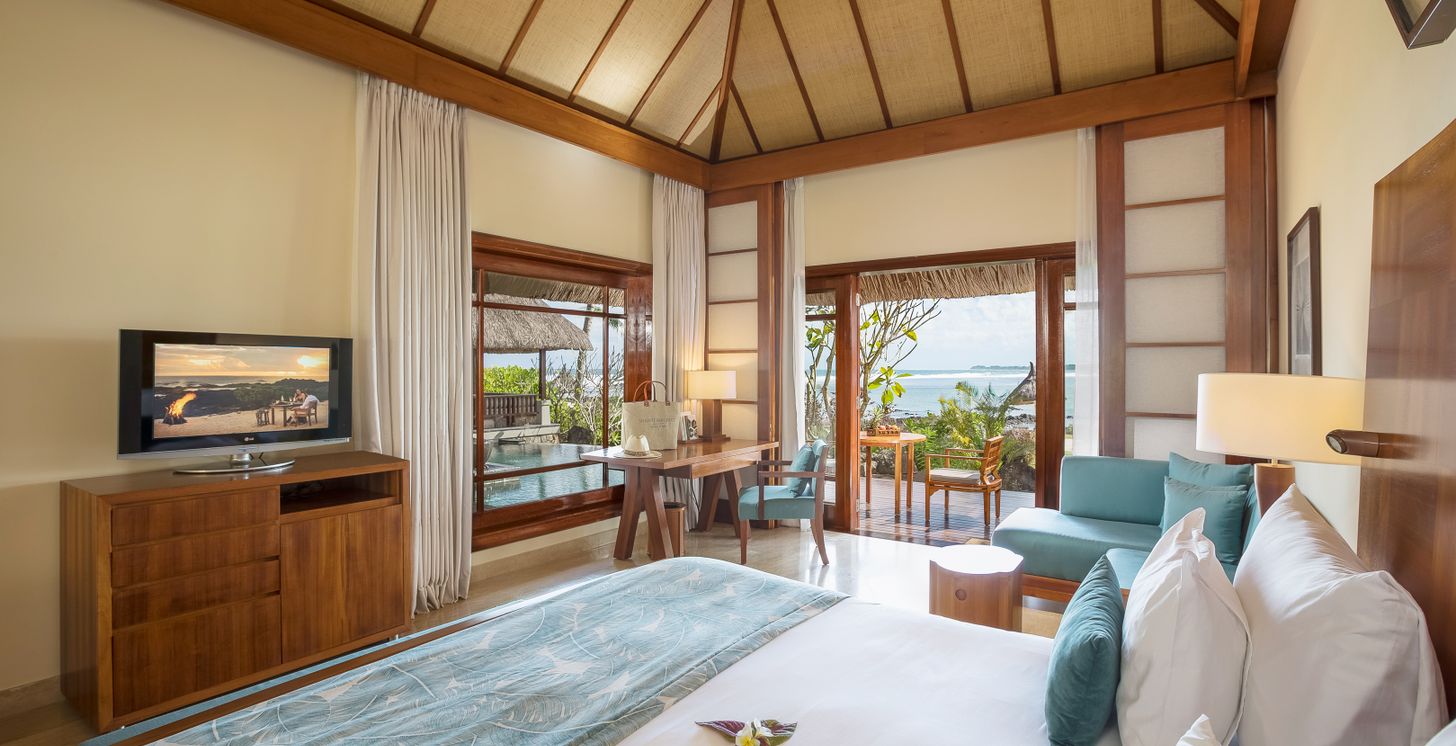 Suite Beachfront Pool Villa