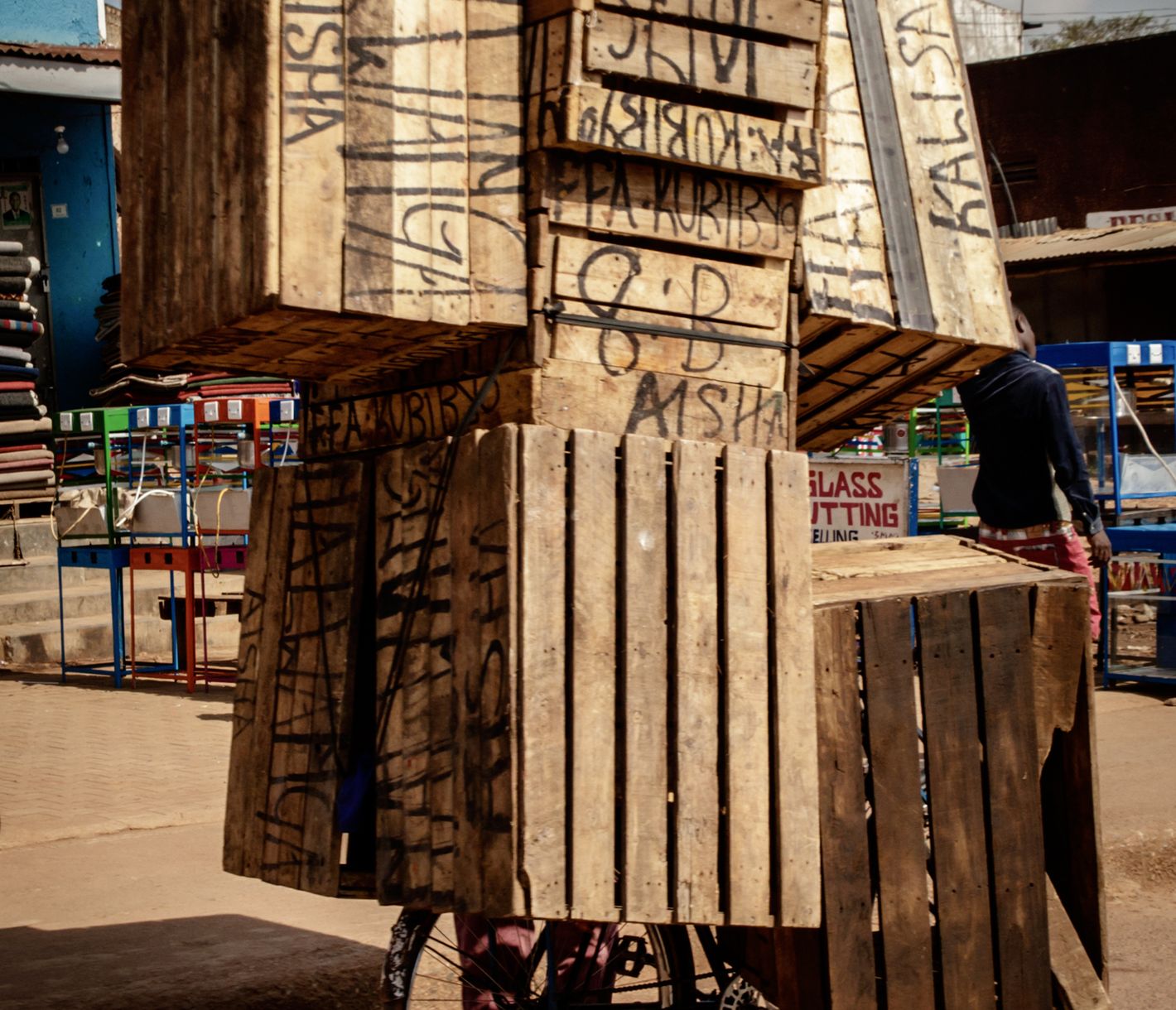 Vélo chargé dans les rues de Kampala