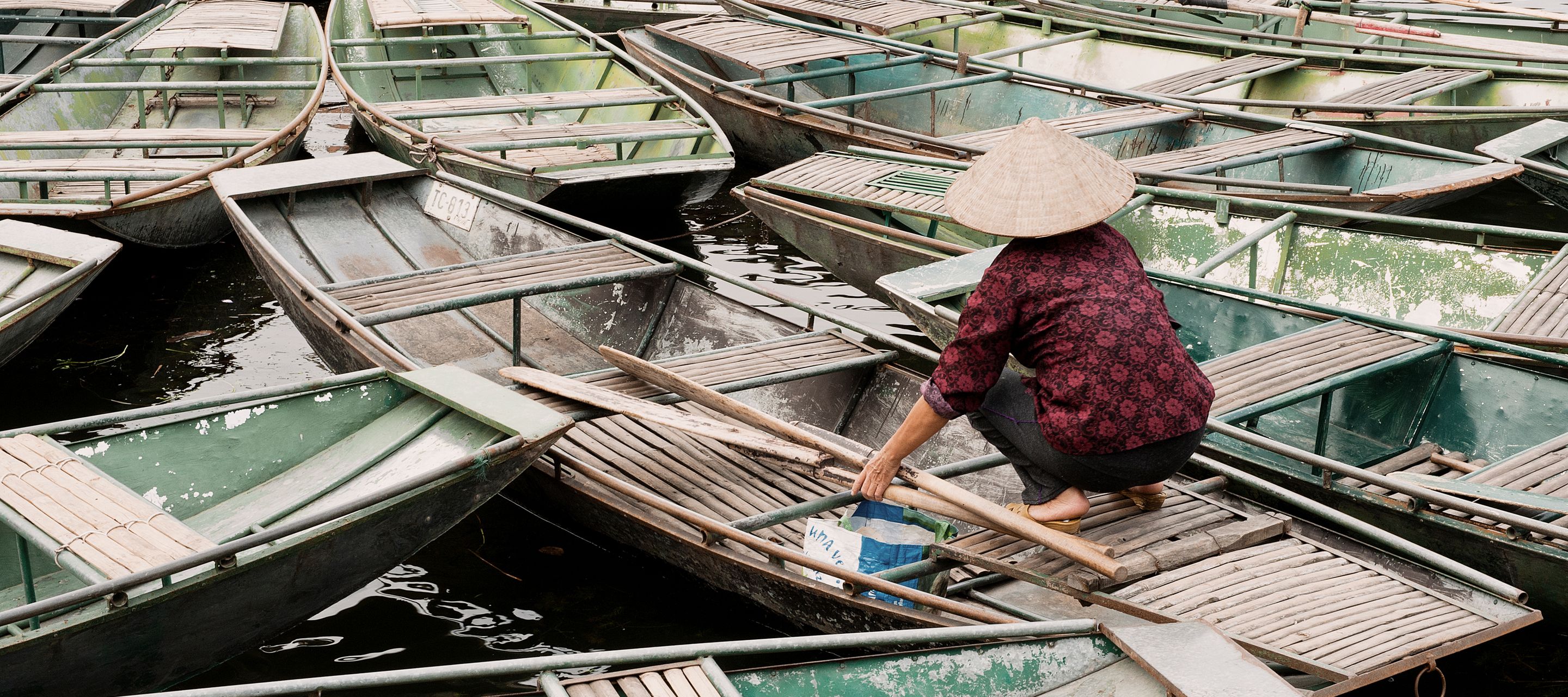 Am besten geniesst man die traumhafte Szenerie von Ninh Binh auf einer gemütlichen Sampan-Fahrt.