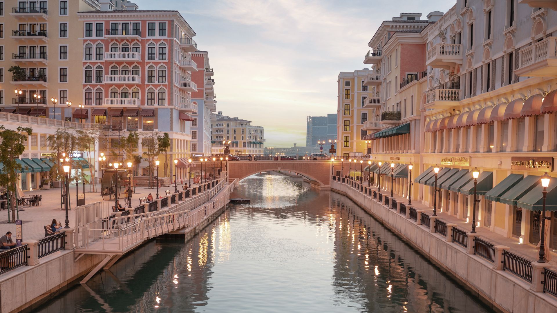 Romantische Sonnenuntergangsstimmung im Qanat-Quartier