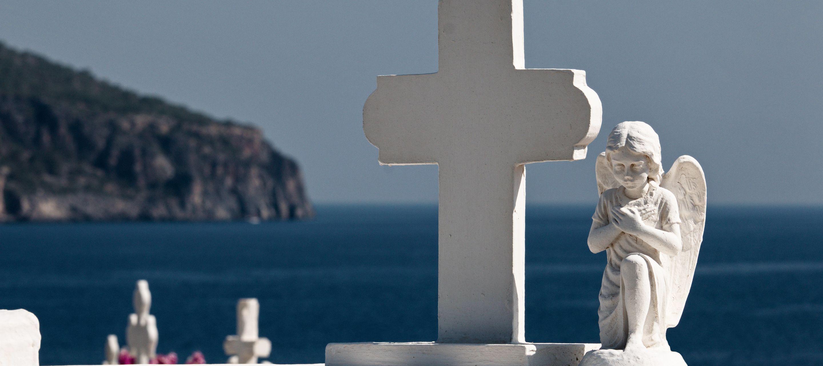 Friedhof mit Aussicht in Pigadia auf Karpathos