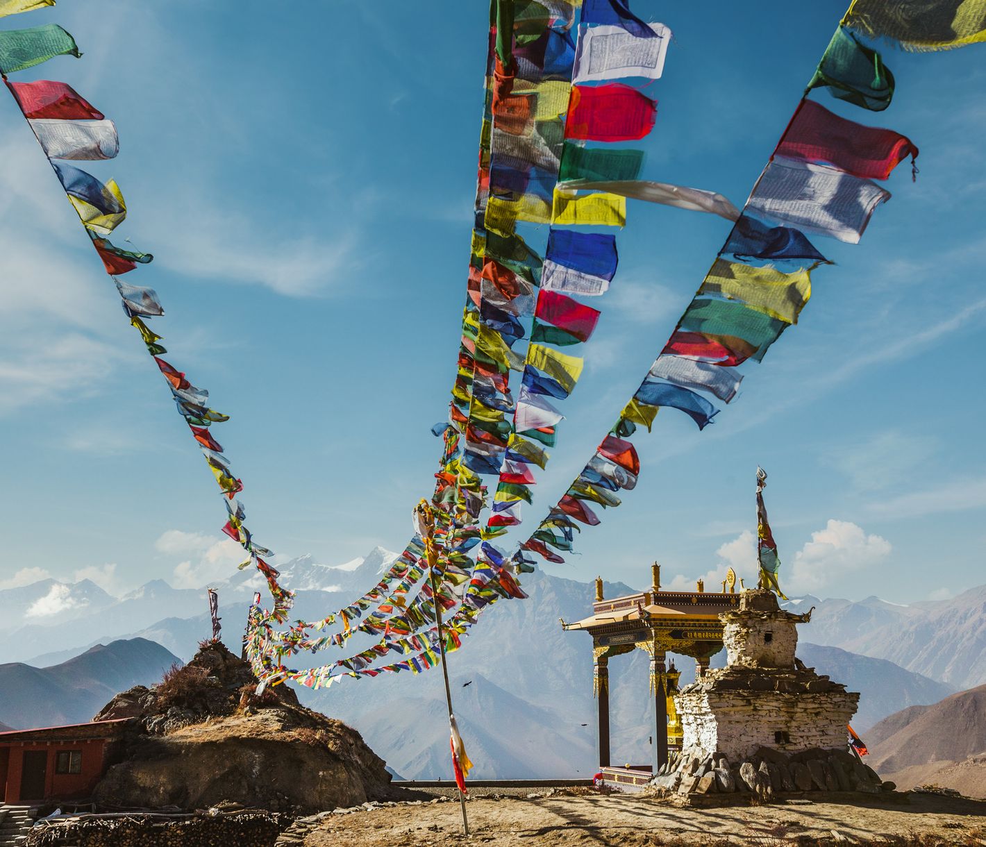 Gebetsfahnen wehen in der Annapurna-Region im Wind.